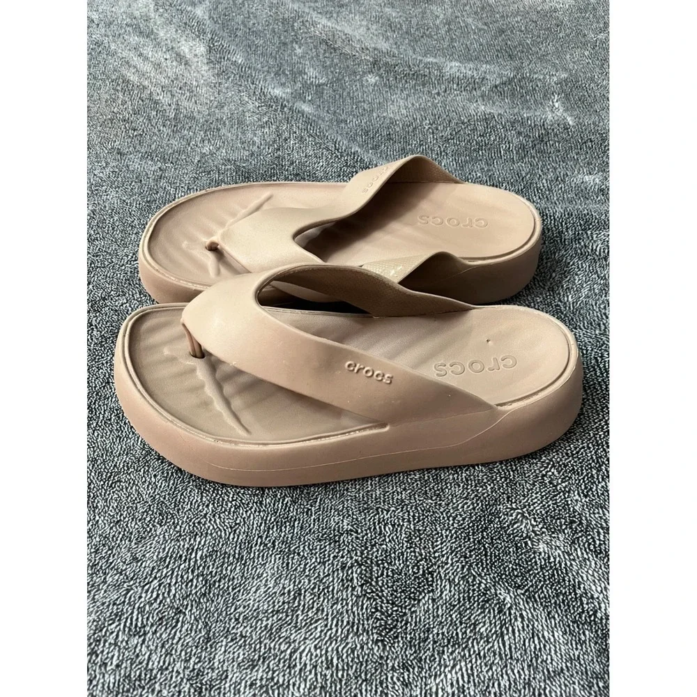 Crocs Getaway Platform Flip Sandals Beige Tan Women 8 Thong Wedge Neutral Lounge